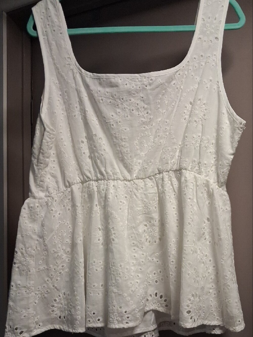 BloomChic White  Blouse with Label Detail - Picture 4 of 4